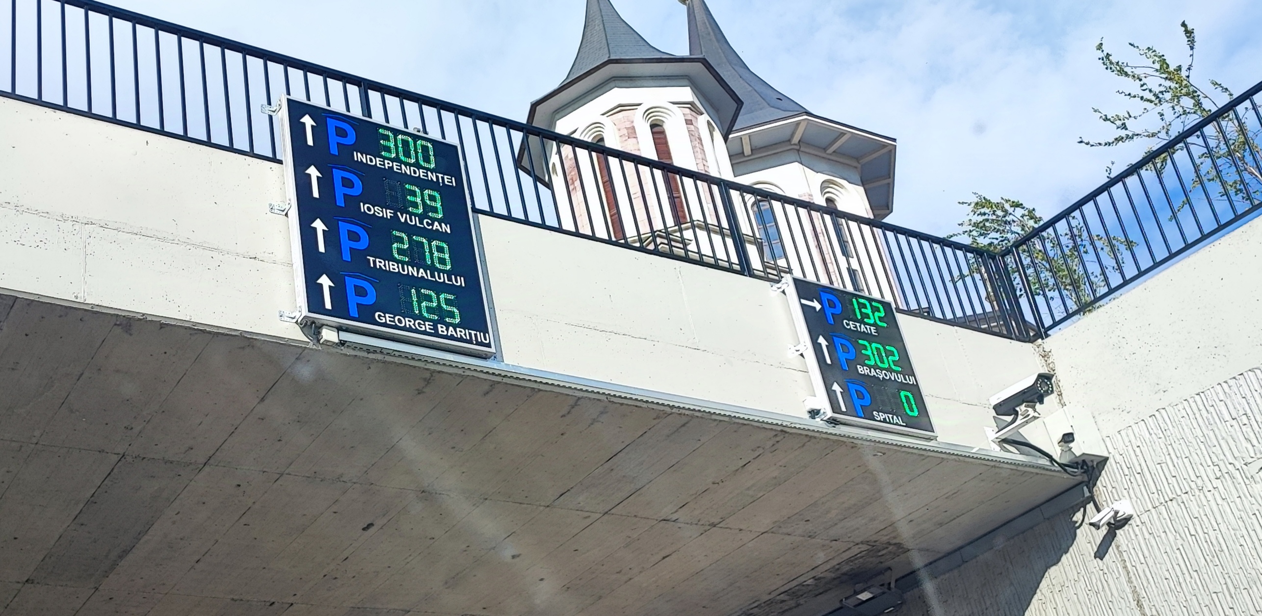 A fost finalizat sistemul de ghidaj prin LED, către parcările etajate din  Centru