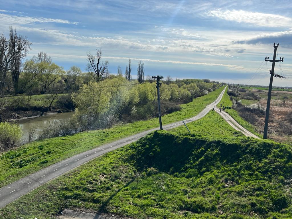 Cu bicicleta, mai departe, pe pista care leagă România de Serbia