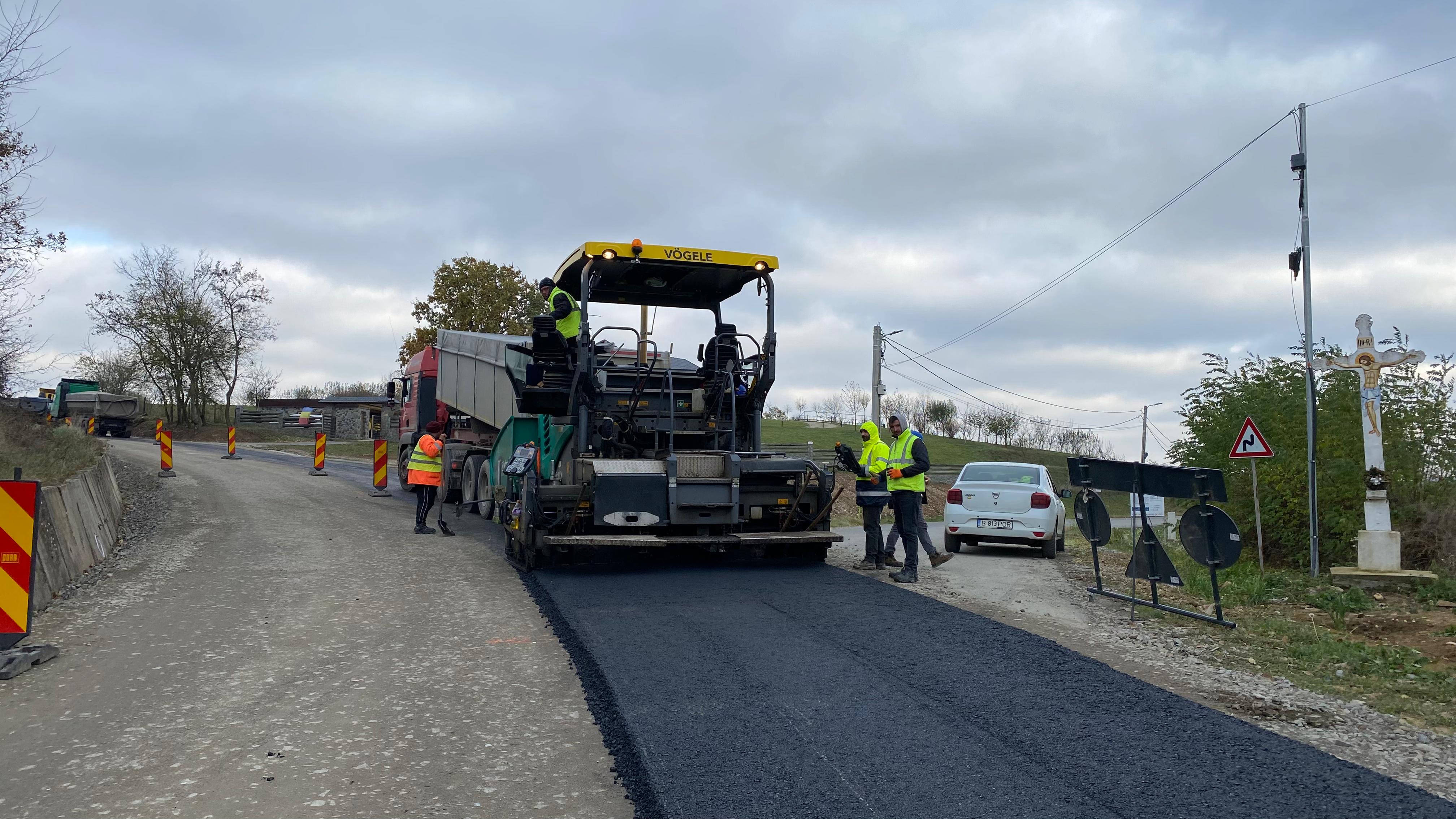 Se asfaltează drumul județean Oșorhei - Copăcel
