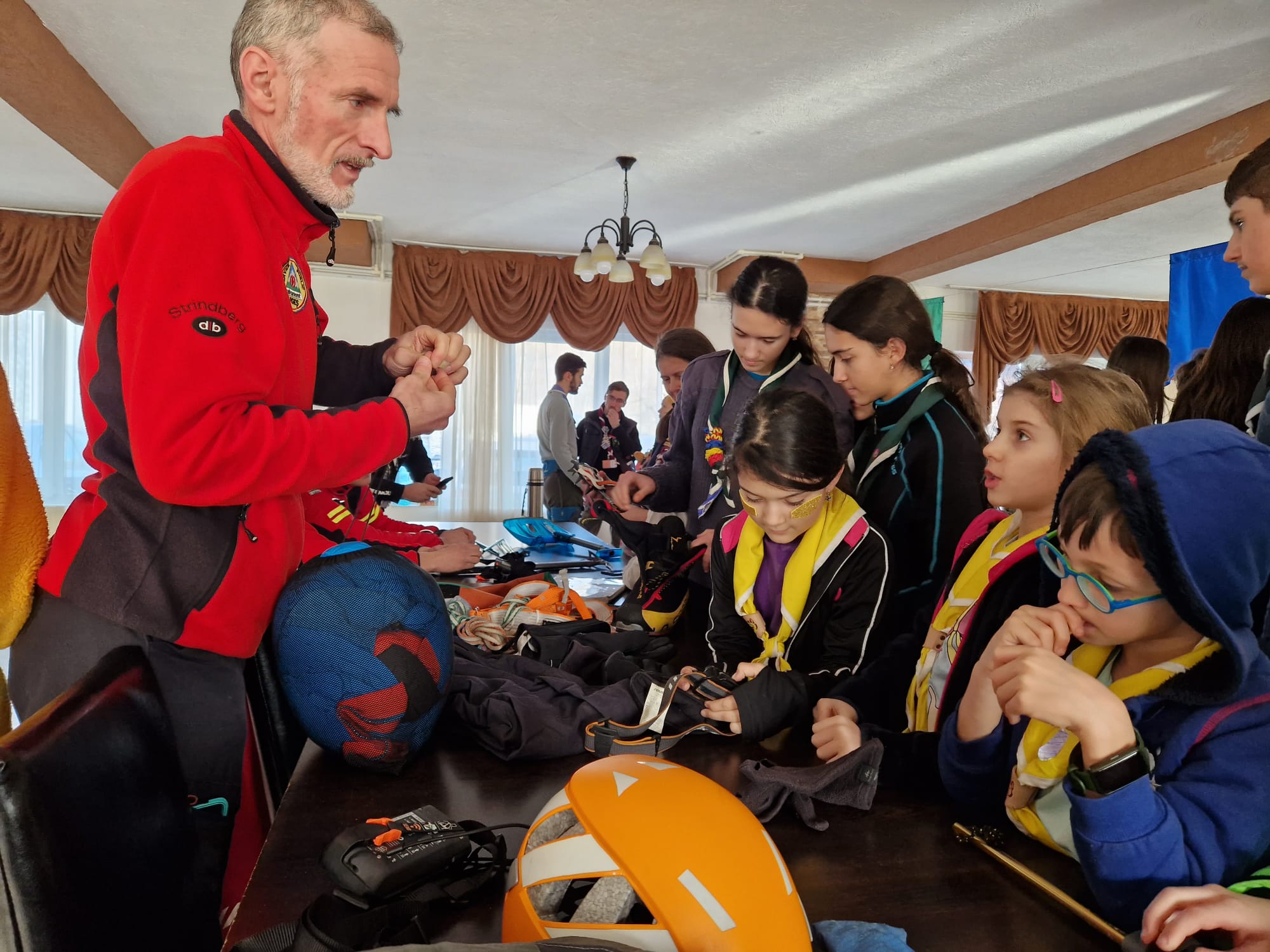 Salvamont Argeș susține diverse activități în cadrul programului ”Școala altfel”