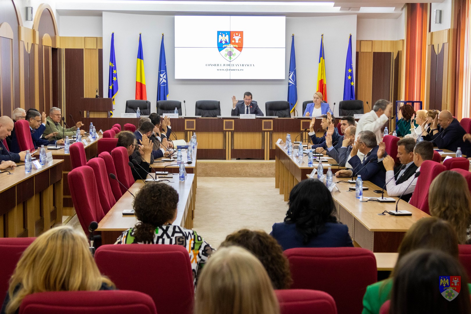 Consiliul Județean Vrancea va depune un proiect pentru dotarea școlilor cu  microbuze electrice