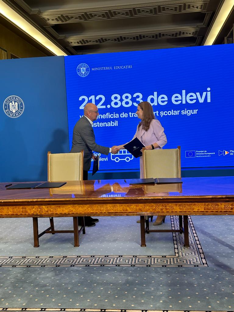 7,2 milioane de euro din PNRR pentru achiziționarea a 26 de  microbuze electrice pentru elevi