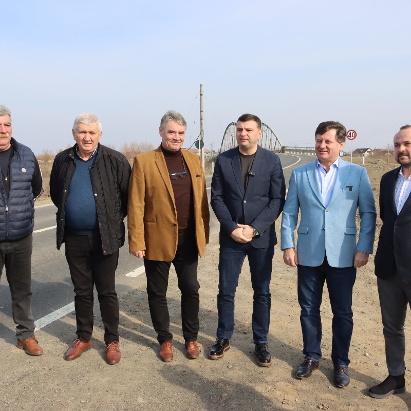 Se circulă pe un drum modernizat pe Seleuș-Șicula!