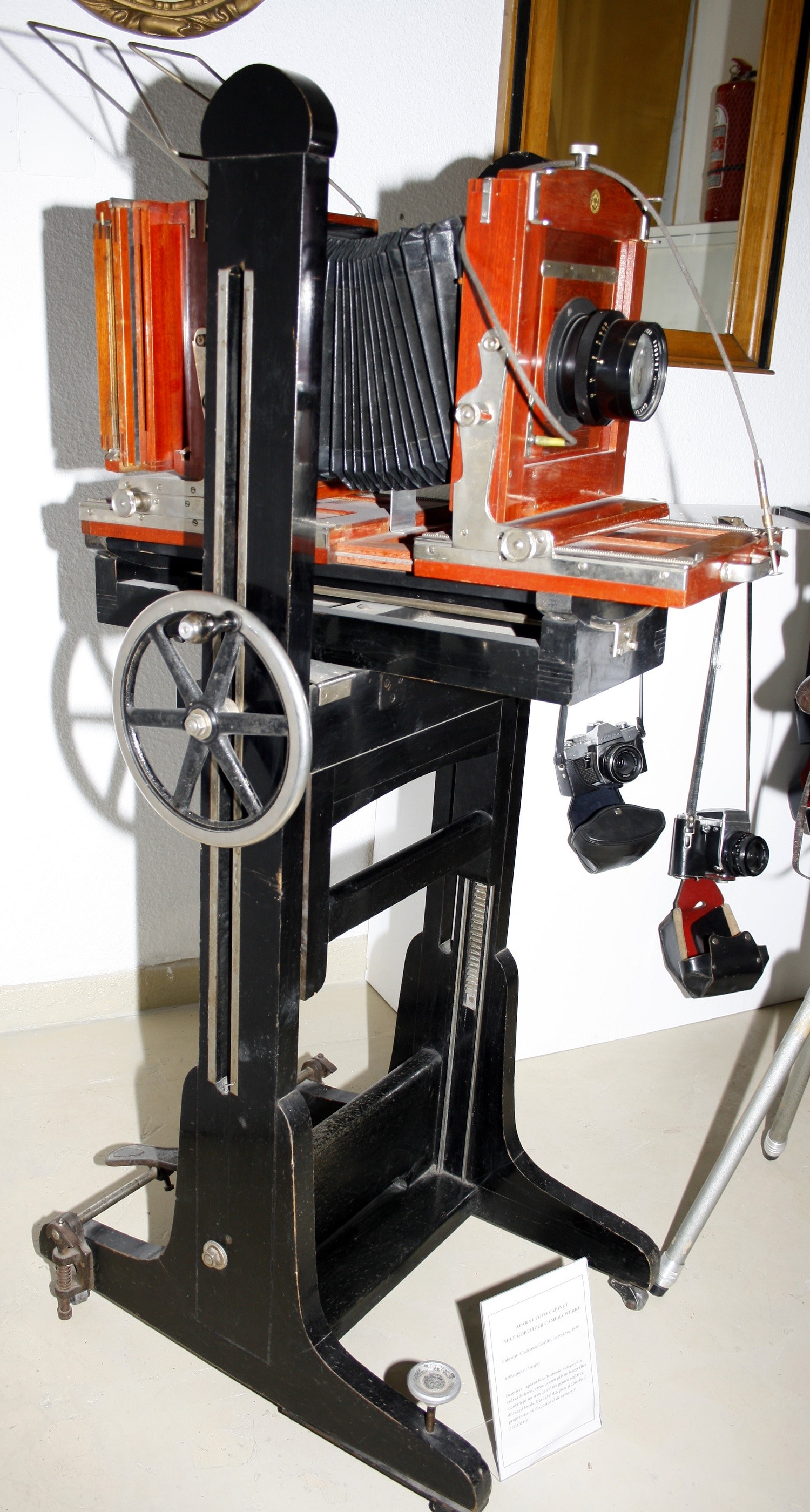 Muzeul Naţional al Agriculturii prezintă:  APARAT FOTOGRAFIC DE STUDIOU