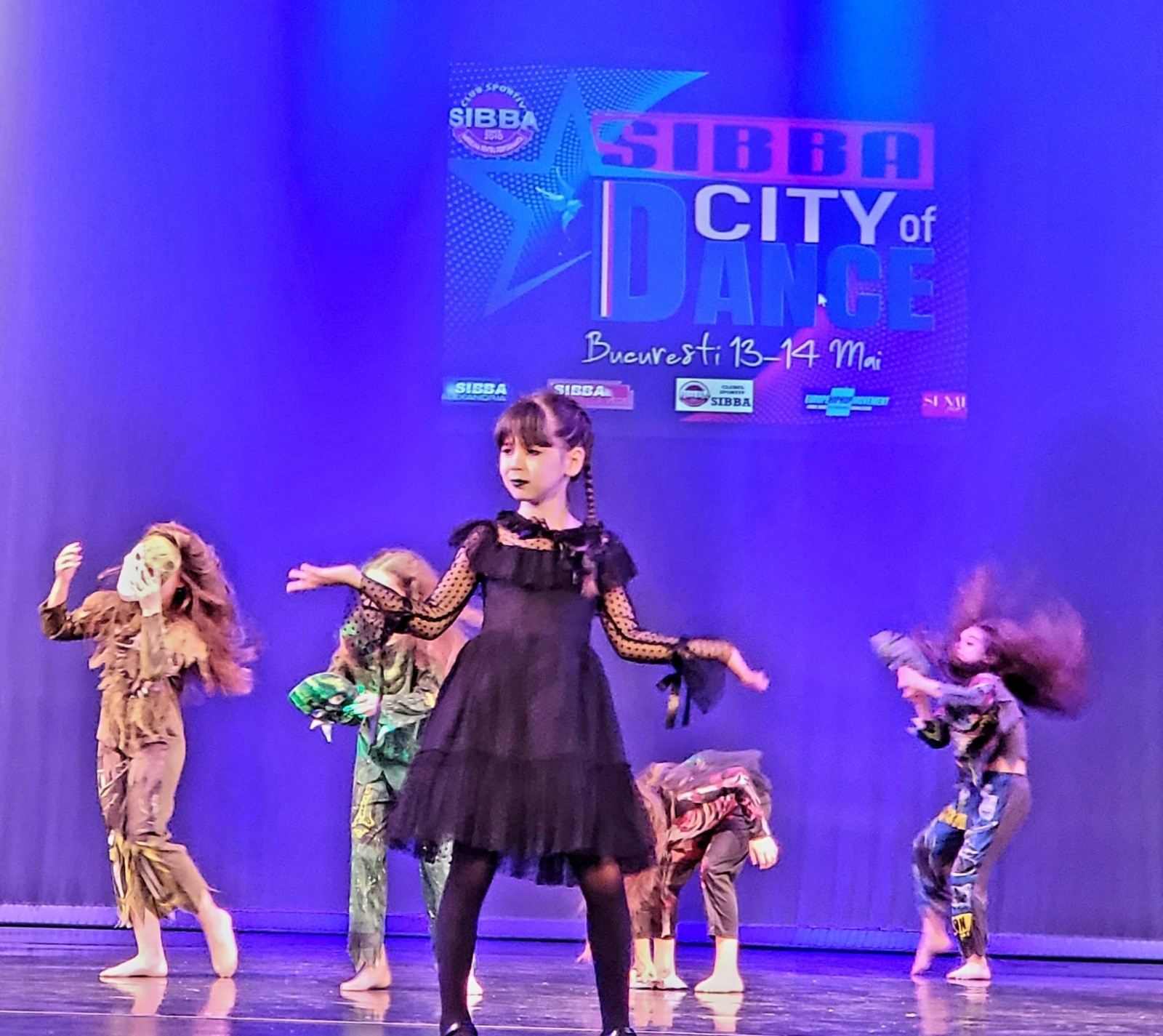 ZECI DE PREMII, DIPLOME, TROFEE ȘI BURSE NAȚIONALE ȘI INTERNAȚIONALE PENTRU DANSATORI