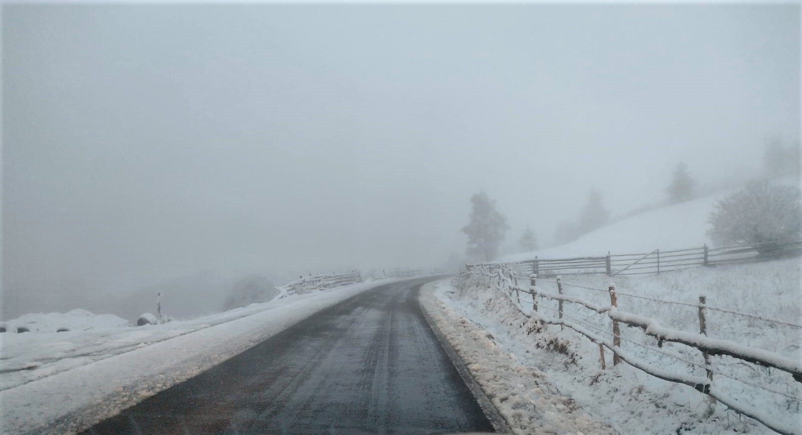 Peste 200 de tone de material antiderapant folosite în intervențiile pe drumurile județene