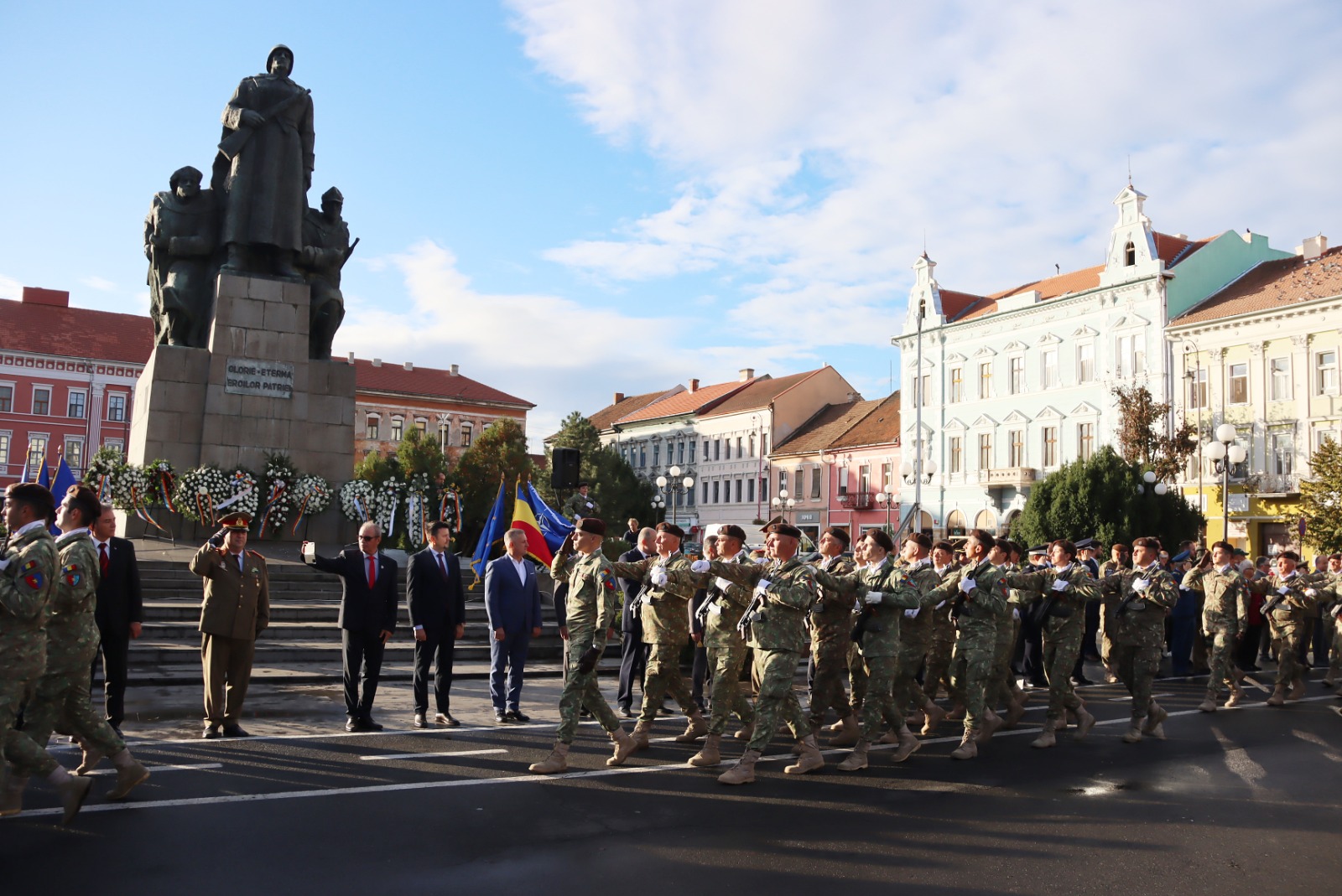 Conducerea Consiliului Județean Arad a participat astăzi la evenimentele prilejuite de sărbătorirea Zilei Armatei Române