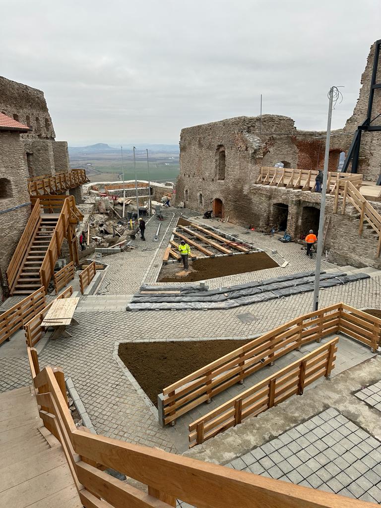 Unul dintre cele mai frumoase și importante proiecte pentru Deva, cel care vizează chiar simbolul orașului nostru, Cetatea, se apropie cu pași repezi de finalizare!