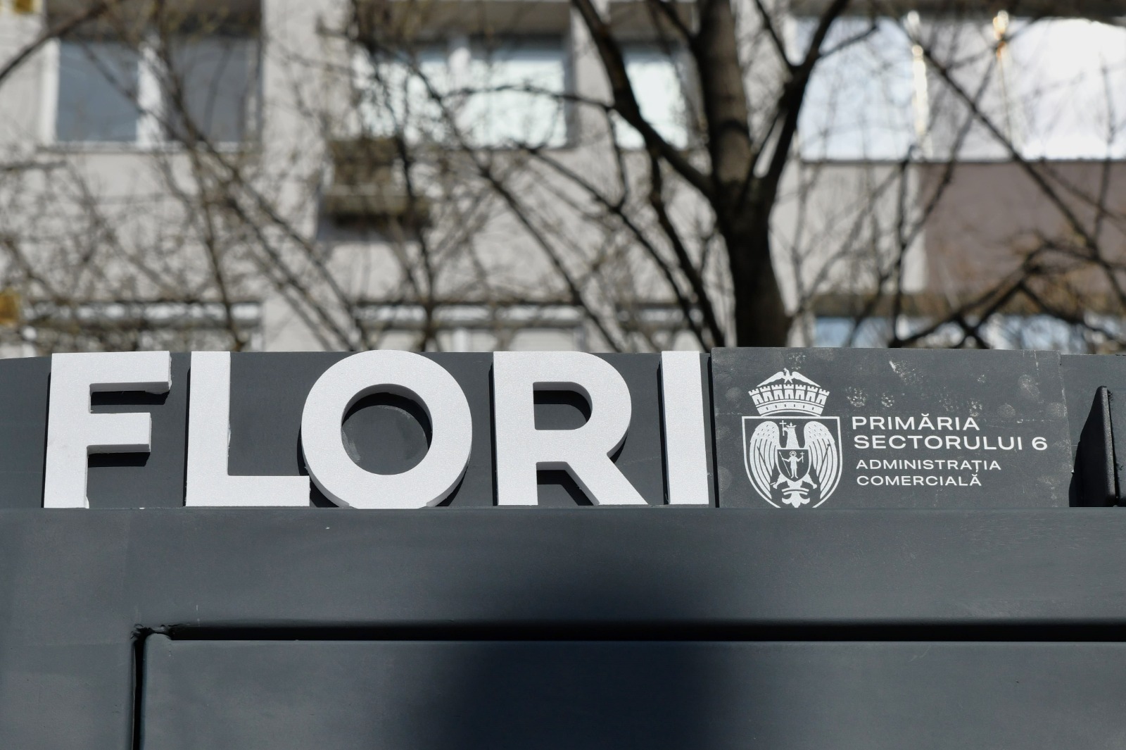 Concept unic în România: chioșcuri de flori, cu pereți din sticlă, pe străzile Sectorului 6. Primele trei au fost montate azi