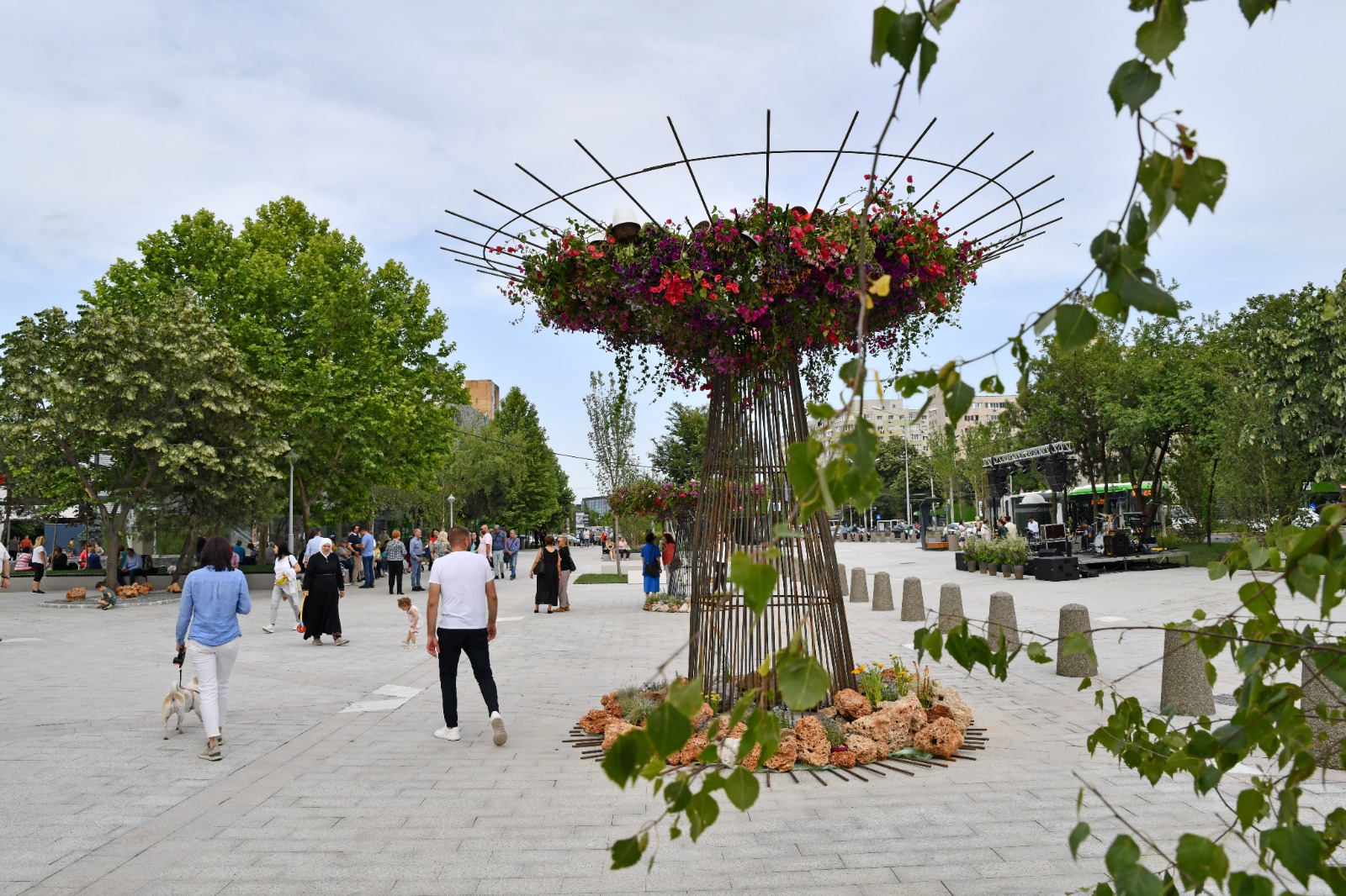 Piațeta Favorit, prima din Sectorul 6, s-a deschis ieri, cu spectacole și bălăceală pentru copii