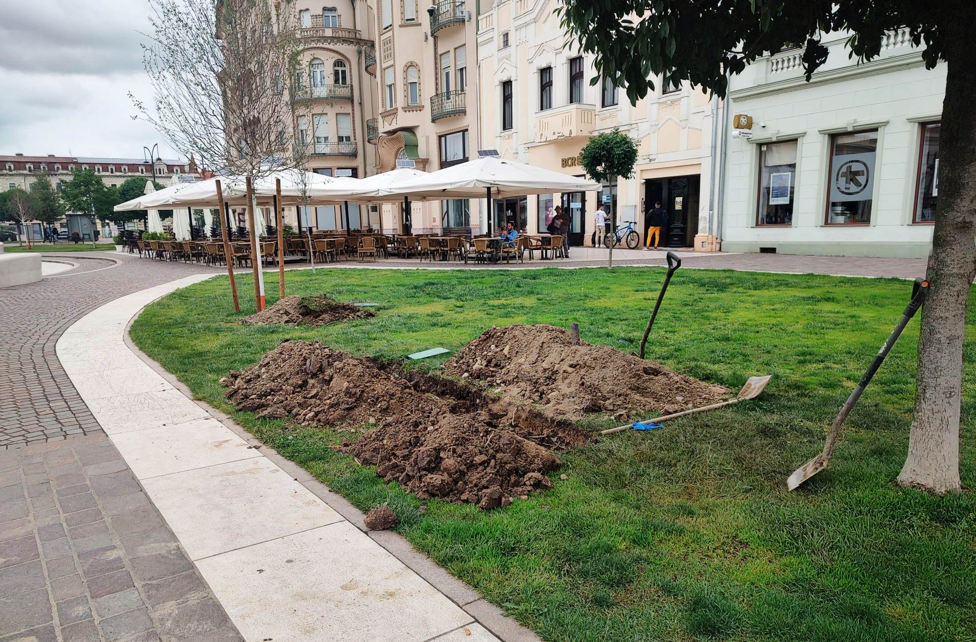 Se refac sistemul de irigații și peluzele din Piața Unirii