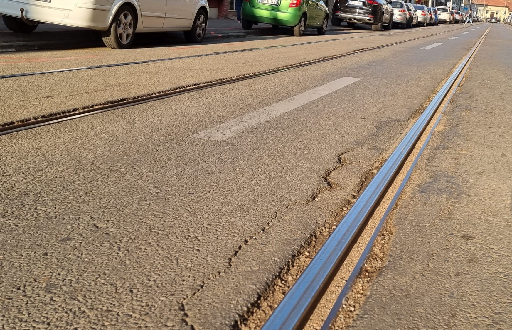 Au început lucrările de refacere a asfaltului de lângă șinele de  tramvai