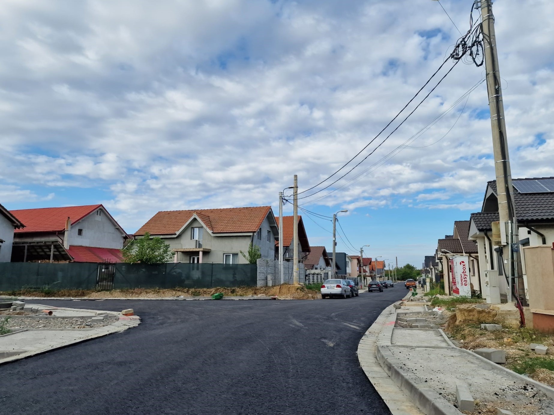 A început asfaltarea străzii Victor Papilian din cartierul Tineretului