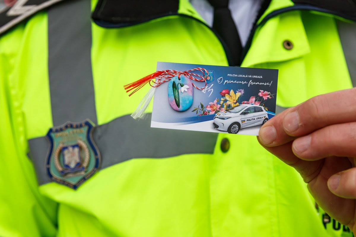 Polițiștii locali au oferit mărțișoare în trafic