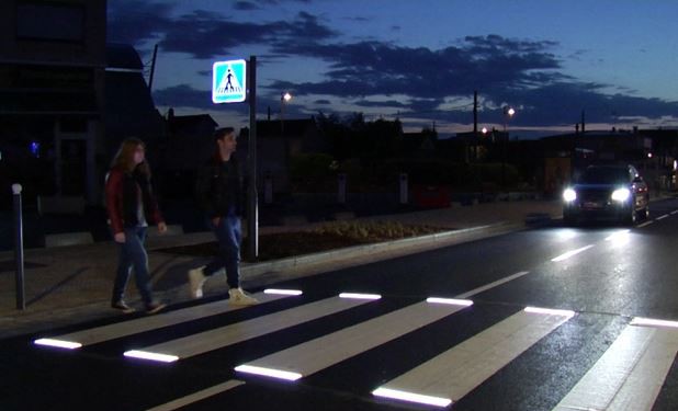Treceri de Pietoni Inteligente Luminoase FLX-SPC sau FLX Smart Pedestrian Crossings.