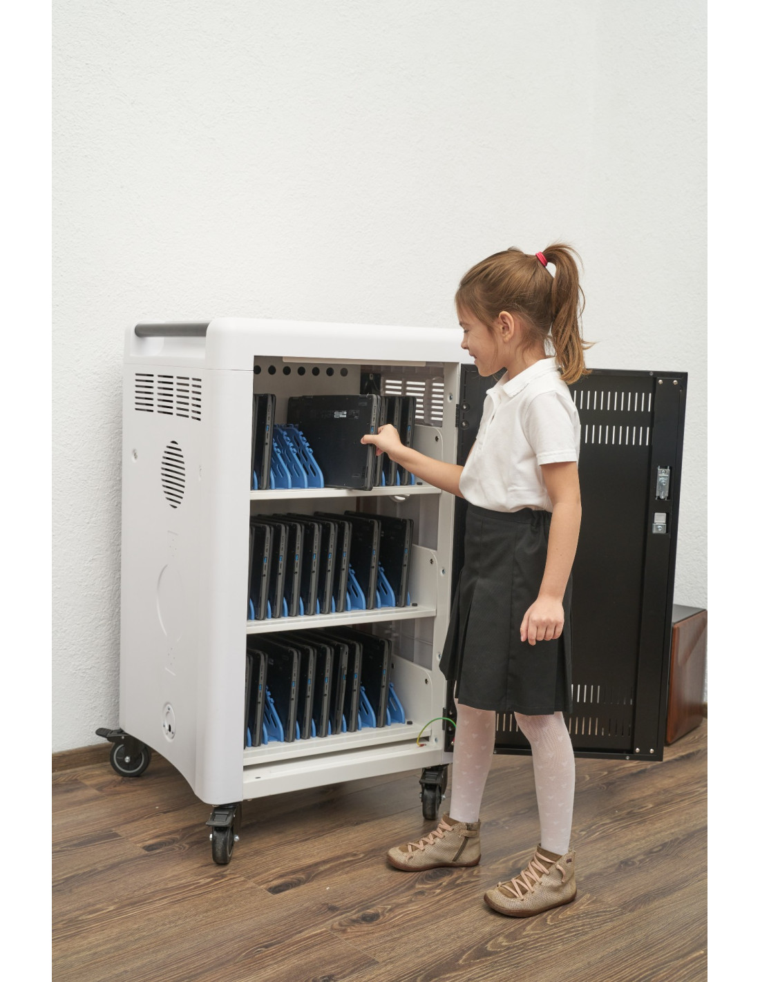 Stație mobilă pentru încărcare inteligentă - 36 dispozitive