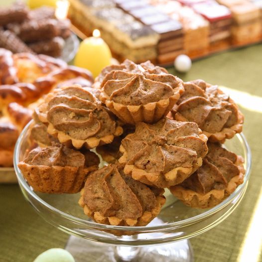 Din aluat fraged, cu nucă și ou facem compoziția pentru minunatele coșulețe.