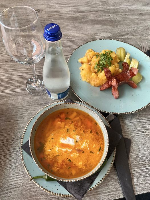 Ciorba de păstăi cu afumătură; ➖Carnati cu cartofi țărănești și mutătura: ➖Apa plata sau minerală ;