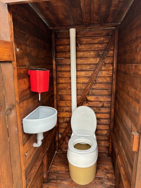 Toaletă ecologică din lemn cu compost, model Piteco 506 – soluție completă, fără apă și canalizare