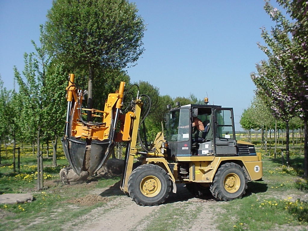 Mașină de transplantat și școlarizat arbori