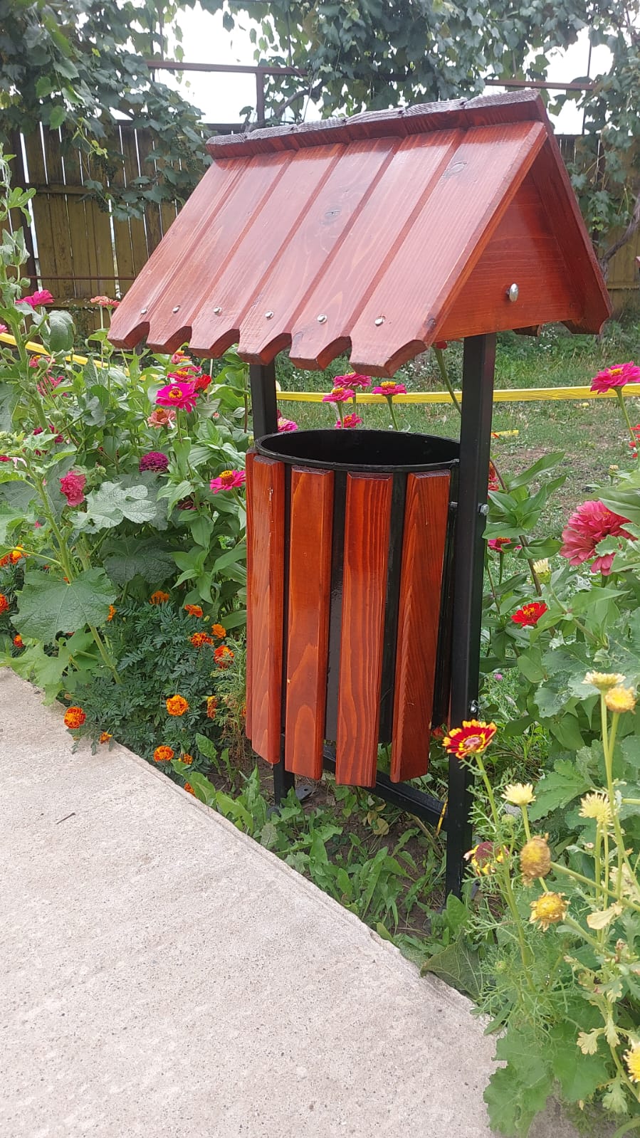 Cos strada pentru gunoi cu acoperire din lemn