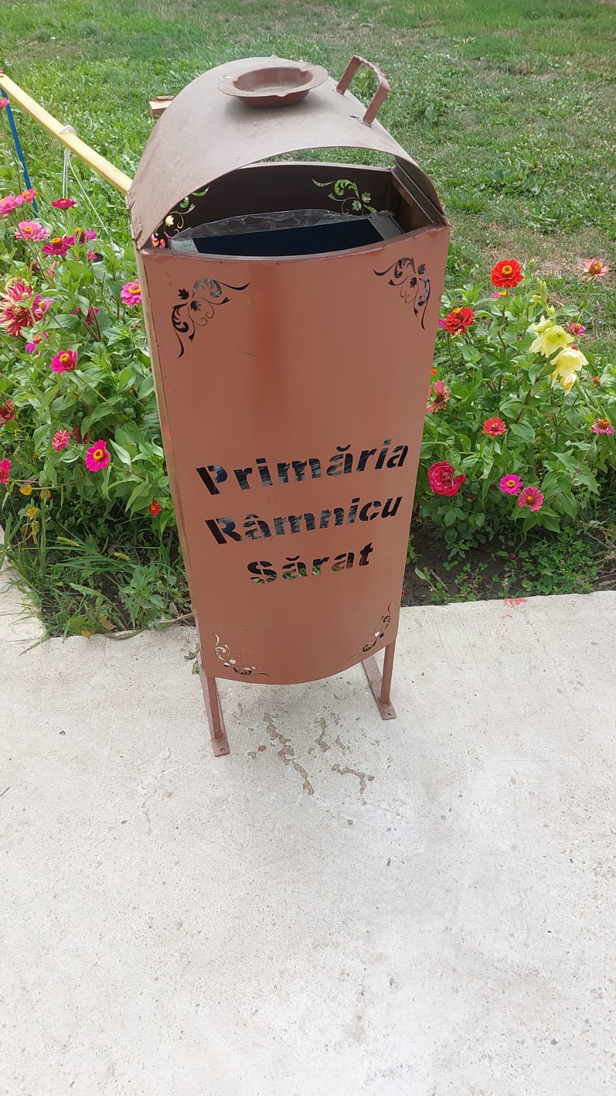 Cos personalizat pentru gunoi cu scrumiera